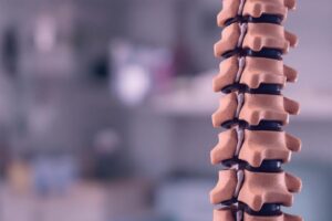 Tassements vertébraux : symptômes, traitements et cure thermale