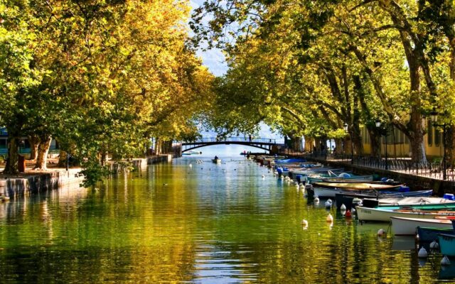 Quels sont les secrets d'un séjour réussi et économique à Annecy ?