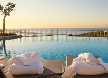 Hôtel de thalassothérapie face à l'océan en Bretagne avec bassin d'eau de mer chauffée