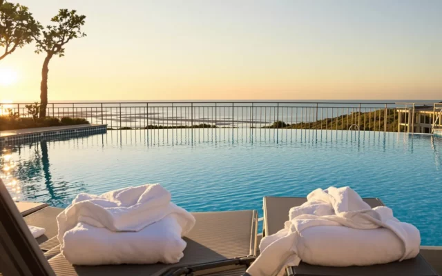 Hôtel de thalassothérapie face à l'océan en Bretagne avec bassin d'eau de mer chauffée
